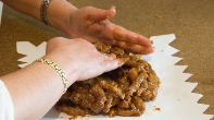 Elaboración del dulce piñonate en Linares de la sierra