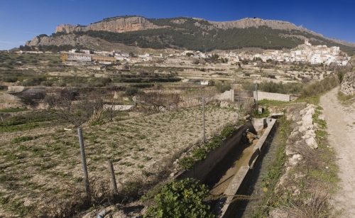 Huerta de Pegalajar. Vista parcial de la huerta, acequias y Pegalajar al fondo. Panorámica. Cazalla Montijano, Juan Carlos. Fondo gráfico IAPH