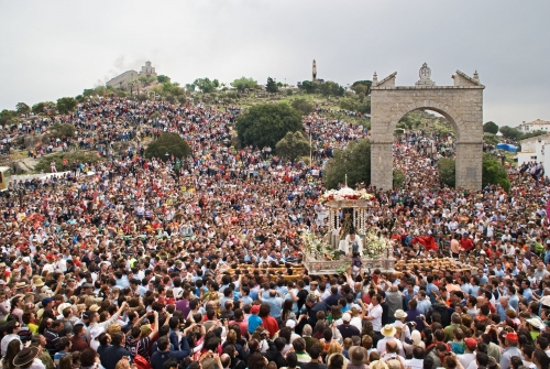 Romería de la Virgen de la Cabeza. Andújar. Detalle general de la plaza al paso de la Virgen de la Cabeza. Autor: Ballester i Torrents, Marc. Fondo gráfico IAPH