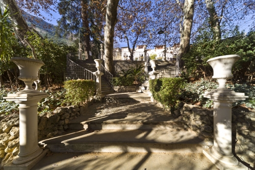 Jardines de Jabalcuz y antigua Casería de Jerez. Jaén. Escalera de acceso a los jardines. Jardines de Jabalcuz y antigua Casería de Jerez. Autor: Cuenca Villén, Arturo. Fondo gráfico IAPH