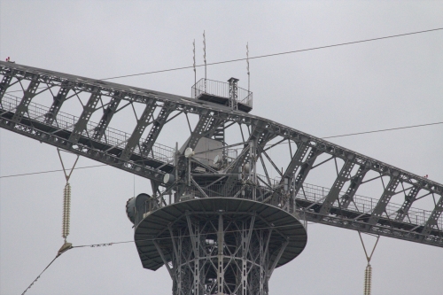 Torre de tendido eléctrico de Puntales. Detalle del apoyo del travesaño en la torre. Cádiz. Autor: Plácido González Martínez. Fondo gráfico IAPH