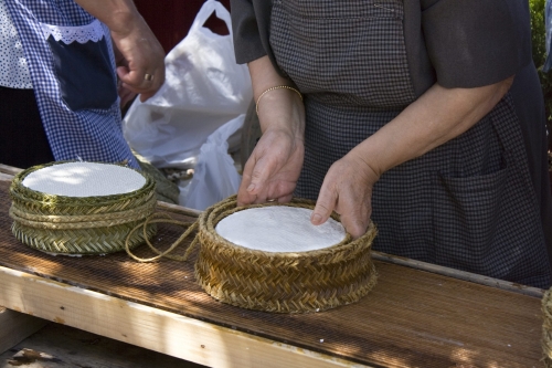 Elaboración de quesos. Escurrido del queso. Benaocaz, Cádiz. Autora: Rosa Satué López. Fondo gráfico IAPH