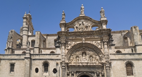 Iglesia Mayor Prioral. Vista parcial de la fachada y portada principal. El Puerto de Santa María, Cádiz. Autora: Isabel Dugo Cobacho. Fondo gráfico IAPH