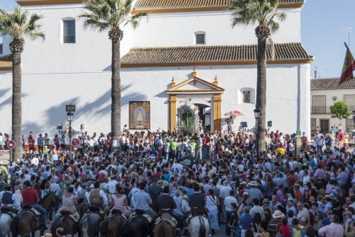 Paso de Hermandades por Villamanrique de la Condesa. Romería de El Rocío. Autor: Mejías del Río, José Miguel. Fondo Gráfico IAPH