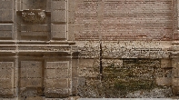 Detalle del deterioro del zócalo exterior de la iglesia