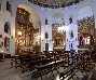 Vista del interior de la iglesia hacia el presbiterio