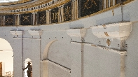 Vista de pinturas murales descubiertas en los paramentos interiores
