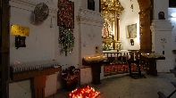 Vista de velas encendidas delante de retablos con peligro de incendios