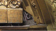 Detalle de pinturas murales tras un retablo de una capilla