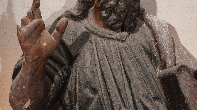 Detalle de una de las esculturas del apostolado de la iglesia