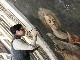 Una restauradora interviniendo una de las pinturas murales del interio de la cúpula
