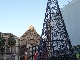 Vista de la Plaza de la Constitución y de la iglesia con un gran árbol de Navidad