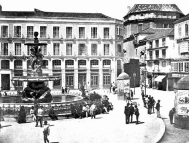 Fotografía histórica en blanco y negro de la iglesia desde la Plaza de la Constitución