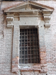 Detalle de una ventana de la fachada principal de la iglesia