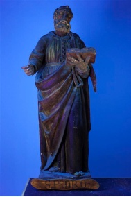 Escultura de San Pedro con luz ultravioleta