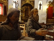 Vista de esculturas en la nave de la iglesia para su traslado