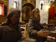Vista de esculturas en la nave de la iglesia para su traslado