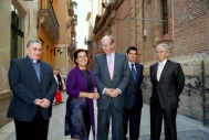 Fotografía de los representantes de la Consejería de Cultura y Deporte, Fundación Caja Madrid y Obispado de Málaga ante la iglesia