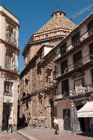 Vista de la iglesia desde la Plaza de la Constitución