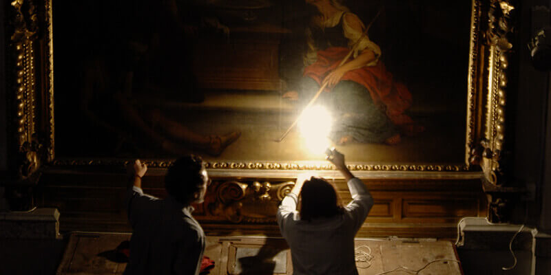 Buscando alteraciones y defectos en el lienzo “Santa Isabel de Hungría curando a los tiñosos”