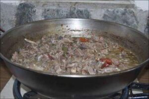 Elaboración del choto con ajos