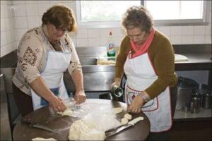 Elaboración de buñuelos de carnaval