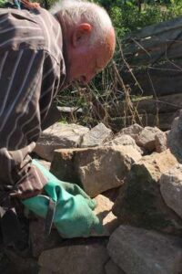 Construcción de paredes de piedra seca