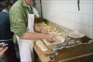 Elaboración de roscas en Benamaurel