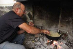 Elaboración de migas de pastor. Trashumancia