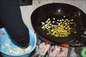 Elaboración de migas en Benalúa de las Villas