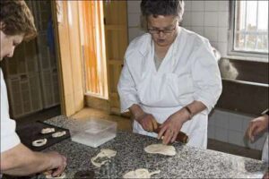 Elaboración de perrunas y piñonates