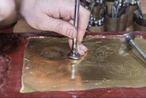 Orfebrería en el taller de Alberto Quirós en Armilla