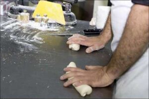 Elaboración de roscas y roscos de San Blas