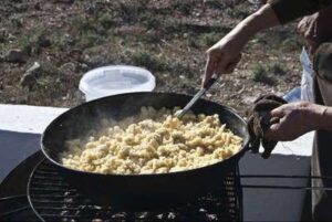 Elaboración de migas en la Fiesta de San Sebastián