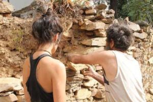 Construcción de paredes de piedra seca en El Calabacino