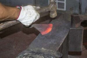 Elaboración de hachas «corcheras»