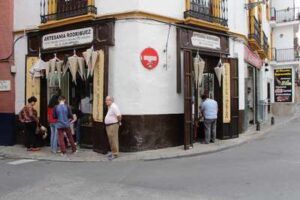 Elaboración de capirotes de Semana Santa. Artesanía Rodríguez