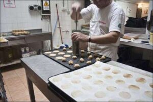 Repostería navideña en la Confitería Riaño de El Viso del Alcor.