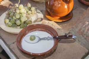 Elaboración del ajoblanco malagueño