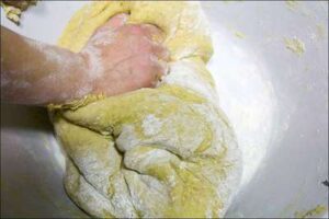 Elaboración de roscos de anís