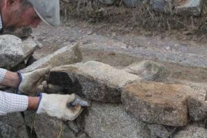Construcción de paredes de piedra seca