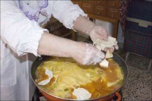 Elaboración de andrajos con bacalao