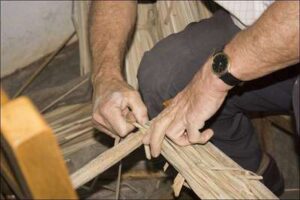 Elaboración de sillas con anea